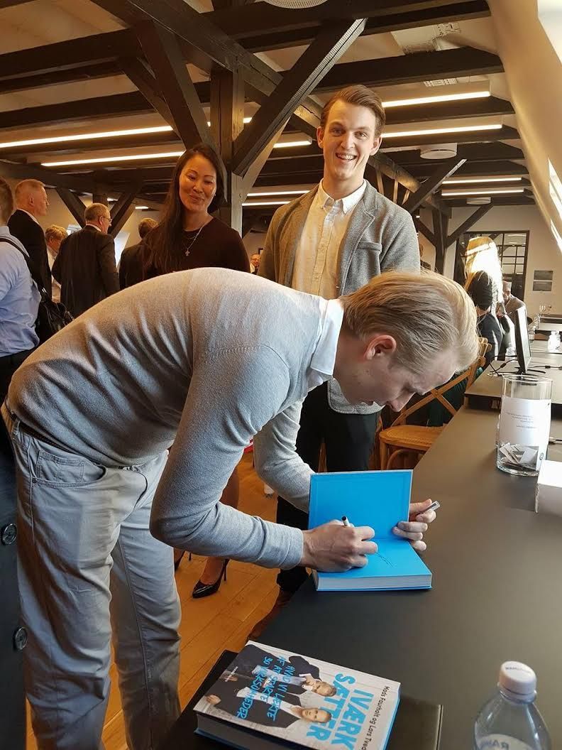 Mads Faurholt signing his book "Iværksætter - Hvad vi lærte af at starte 30 virksomheder" at HippoCorn. Get yours at buff.ly/2qRzg7n