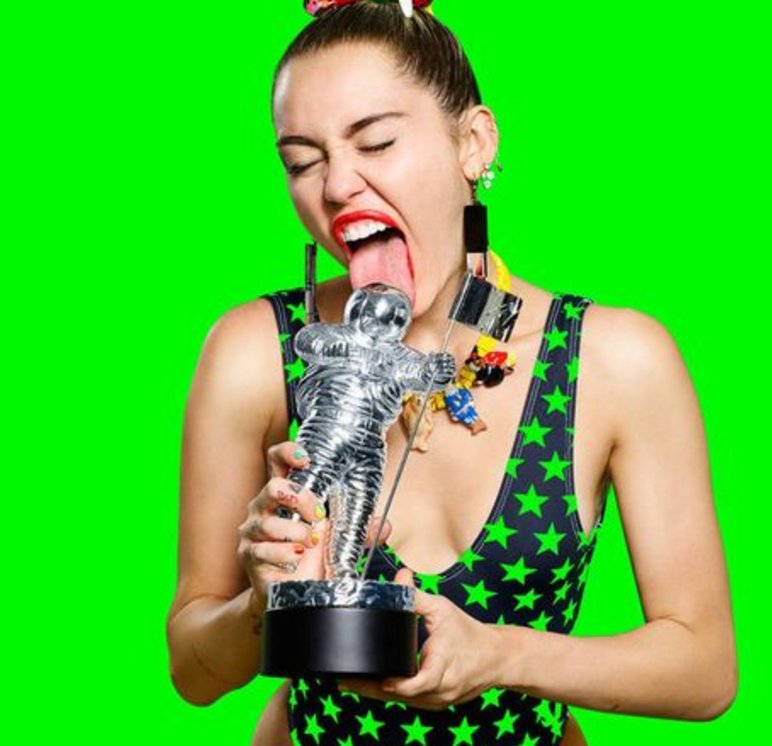 leen731's tweet photo. It's a sister thing: https://t.co/1rqRl3vFY0 👅 #MTVAwards by #MTV via @c0nvey https://t.co/tZJIG6oohW
