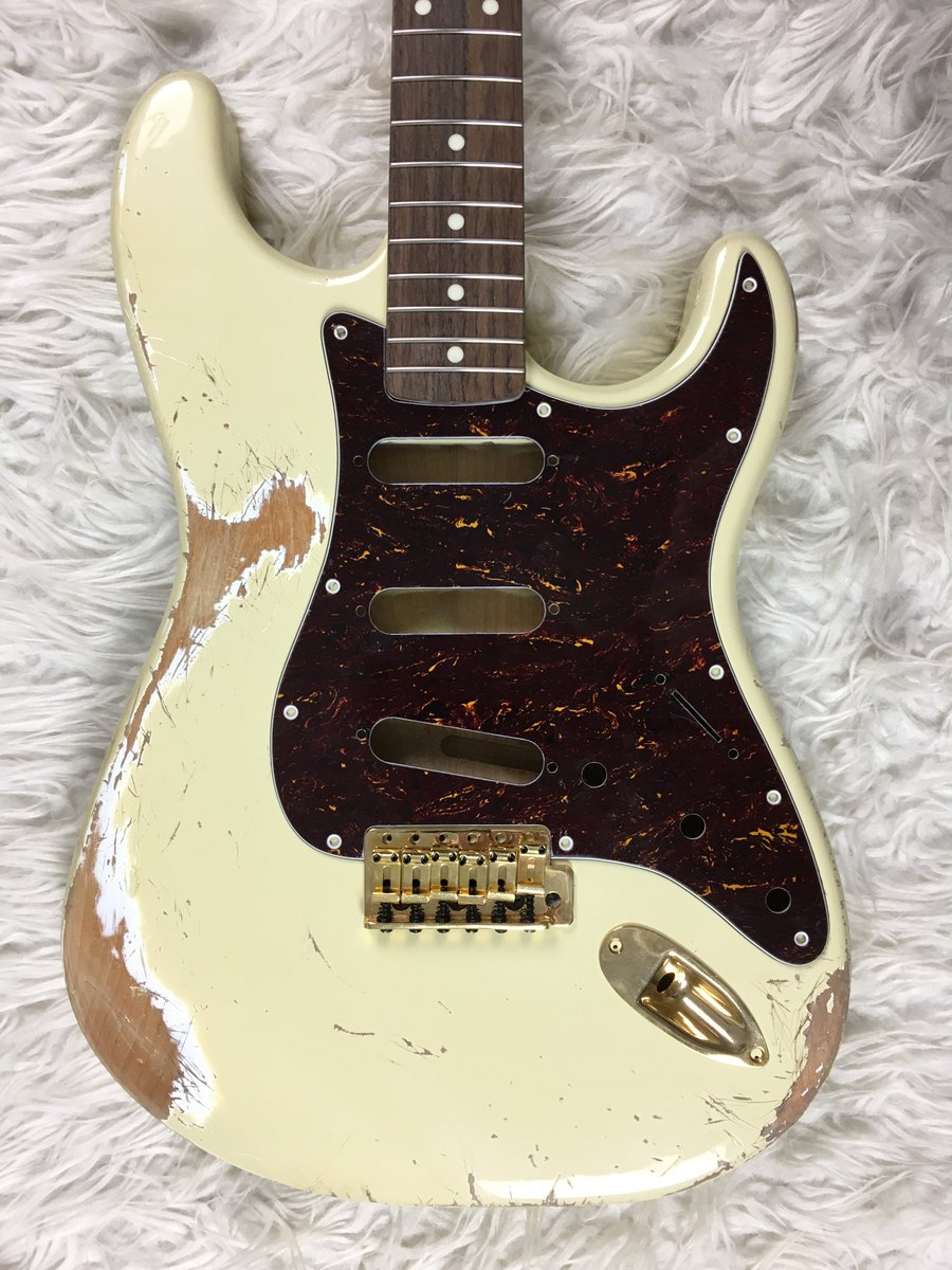 franchinguitars's tweet photo. White is always a classic... ! #VintageWhite #mattiafranchinguitars #relic #aged #nitro #stratocaster #handmade #guitar #guitarbody #vintage https://t.co/A499y9VZhj