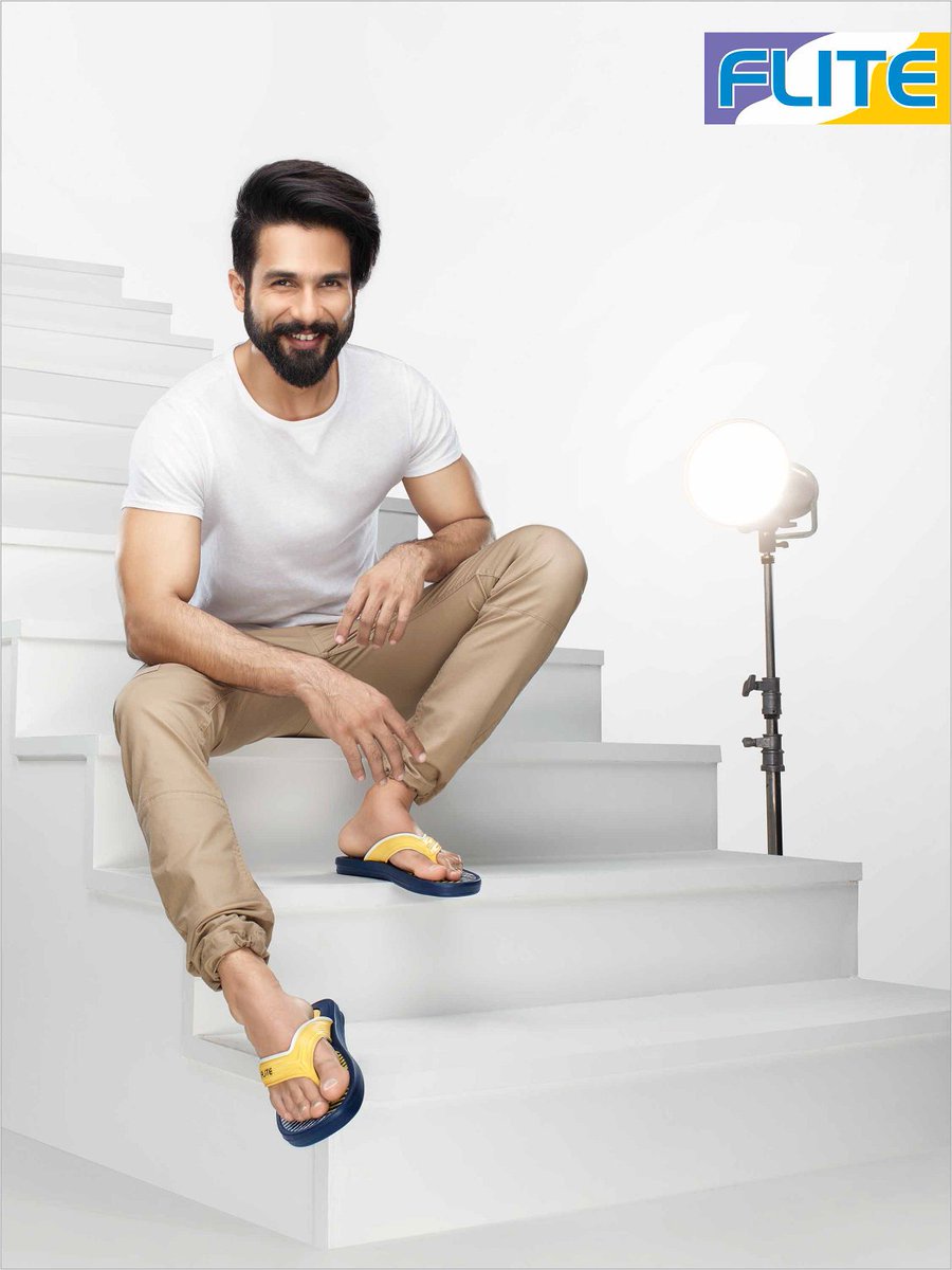shanatic_nimra1's tweet image. Shahid is like a 💎
Impossible not to stare at &amp;amp; admire😍

THE IRRESISTIBLE @shahidkapoor for #flite 😘💕🙈