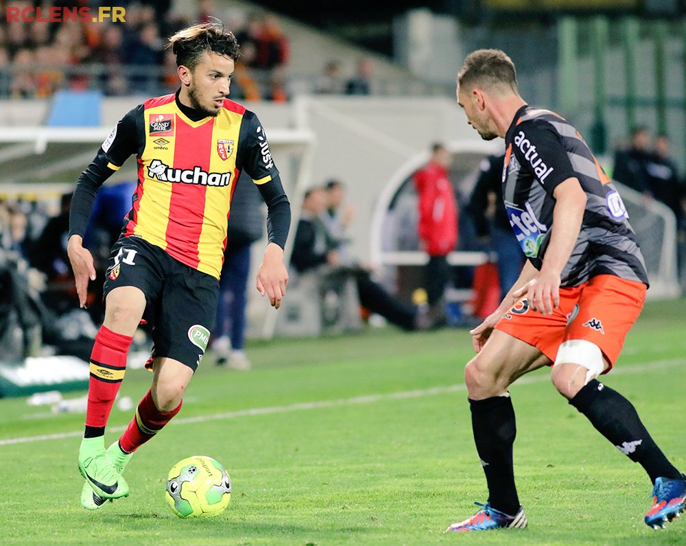 Zoubir_AZ10's tweet image. MatchDay! #3pts #RoadToLigue1 #AZ11 #RCLRCSA ❤💛🍀⚽