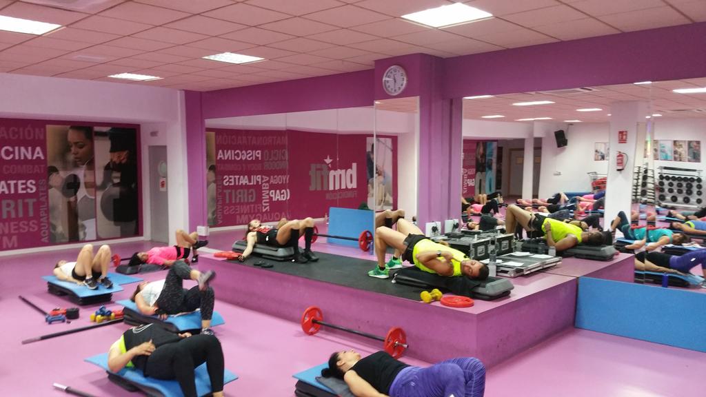 FundicionCD's tweet photo. ¡Ya estamos acabando la primera de las clases de presentación #BodyPump101! Energía para el comienzo de la semana. #BnfitFundición https://t.co/89iQMb97Lb