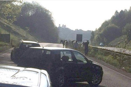 PeterOwenADI's tweet image. Traffic ground to a halt in on the A21 in Tunbridge Wells because a herd of COWS ran into the road -… dlvr.it/P5GPn5 #traffic #news
