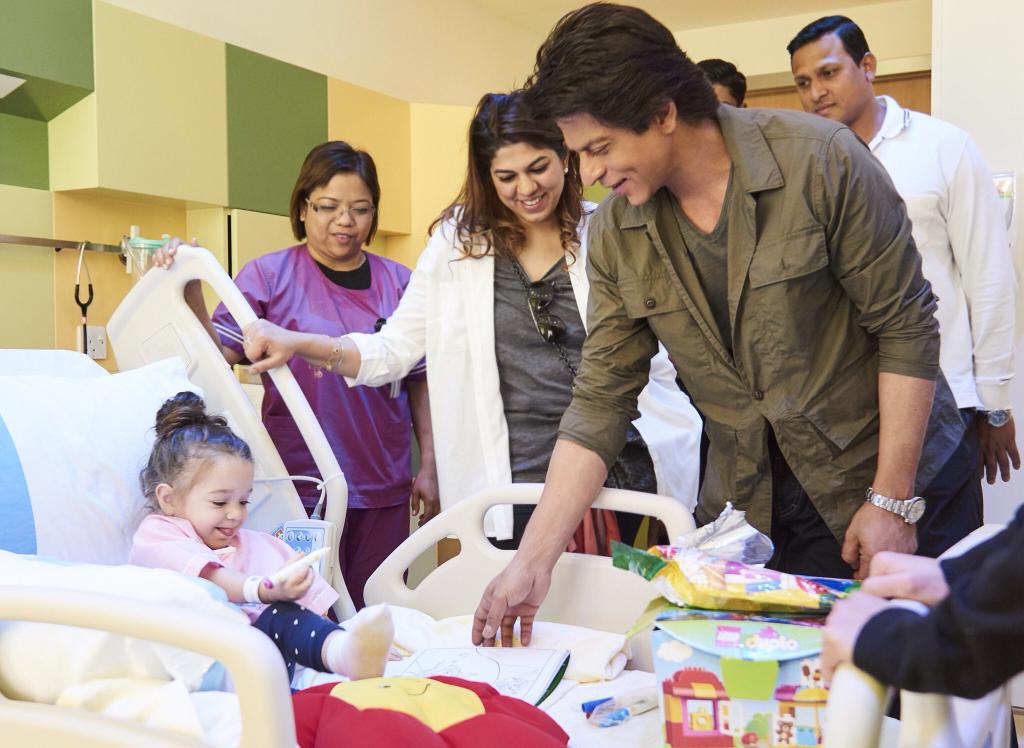 SRKFCI's tweet photo. Shah Rukh Khan saat mengunjungi Al Jalila Children's Hospital di Dubai. Aaahh cute banget yaa Rukhster 😍💖 https://t.co/TuhvYif8NR