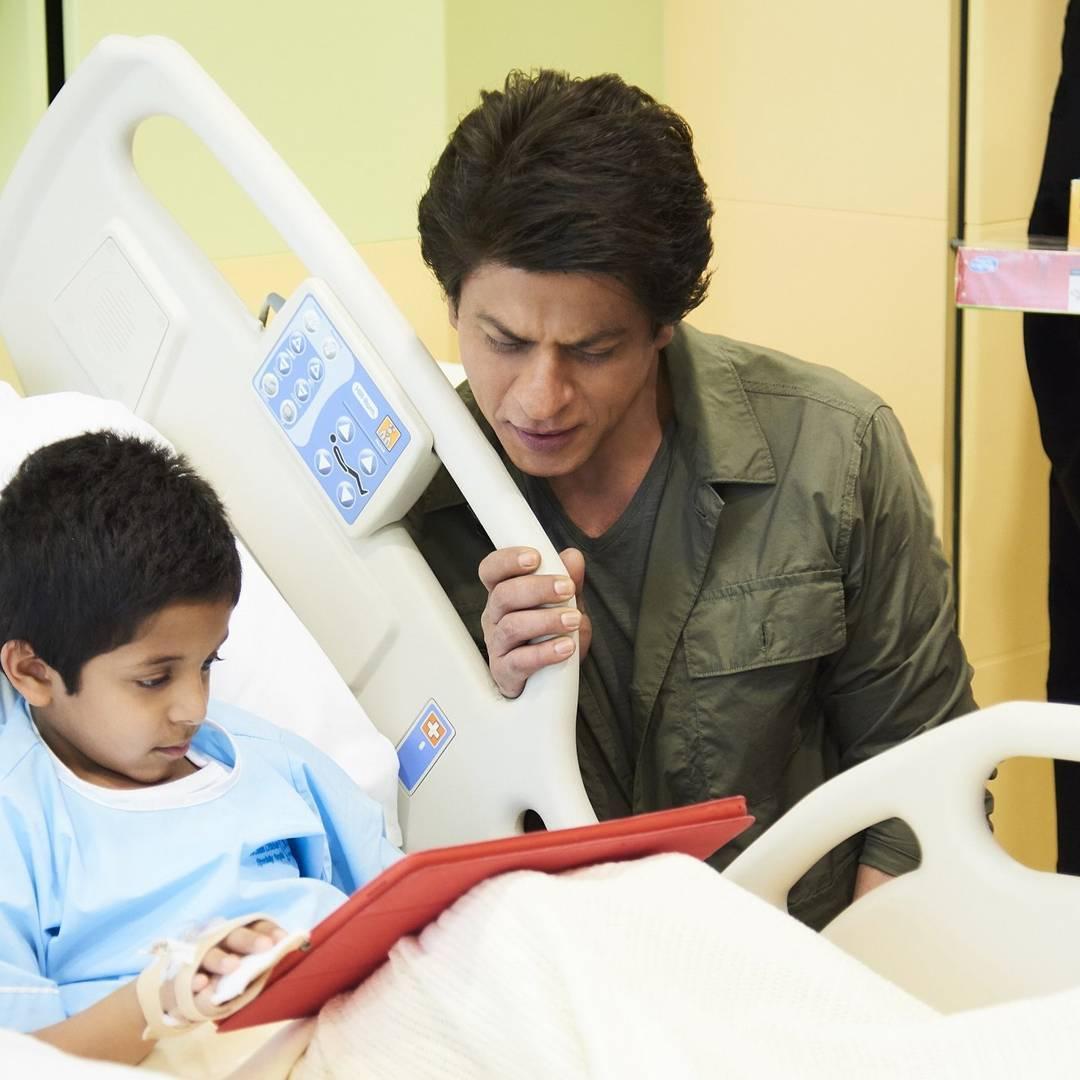 SRKFCI's tweet photo. Shah Rukh Khan saat mengunjungi Al Jalila Children's Hospital di Dubai. Aaahh cute banget yaa Rukhster 😍💖 https://t.co/TuhvYif8NR