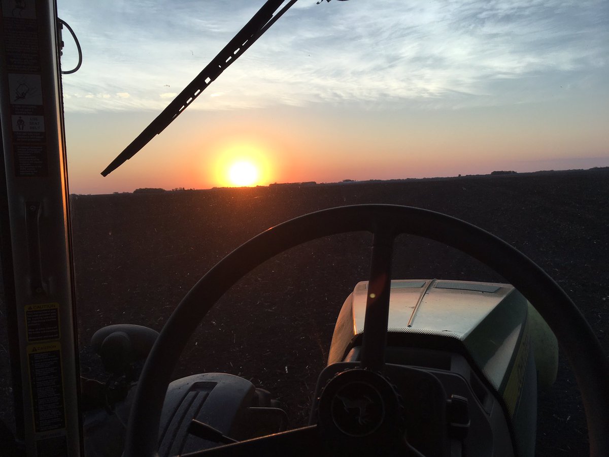 schwittersla's tweet photo. #planting2017 #monday #corn https://t.co/gEecZSntgB