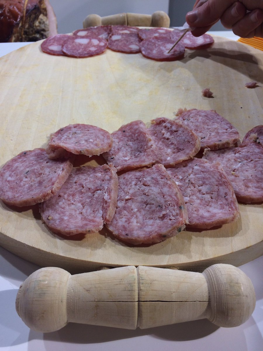JustNibio's tweet photo. #tuttofood Antica Gastronomia delle Marche #cotenna di #maiale fritta #ciauscolo igp #salame lardellato e #tacchino in porchetta https://t.co/nJkzpWXEgq
