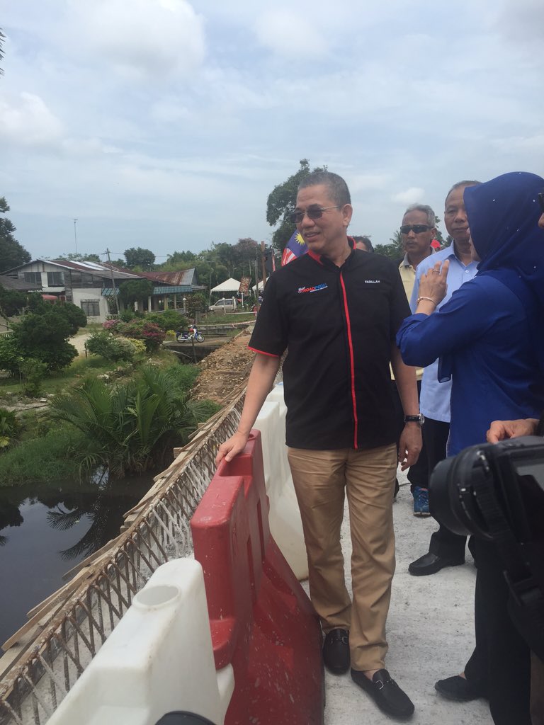haryanimsl's tweet photo. DS @PetraJayaMP visited the Parit Keliling Bridge in Parit Sulong. @MOWorks #FTRoadpediaZonSelatan #ft05 https://t.co/XBB2ESuvft