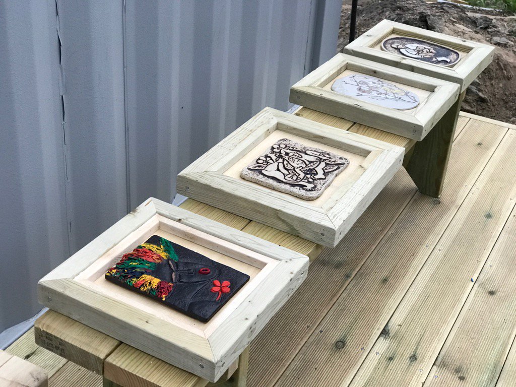 단양 솔고개 학강산 학운산방에서 부조 도자기 원목액자 만들었다. 현장에서 쓰다 남은 방부목과 구조목 자투리 자재를 가공해서 만든 원목액자이다.