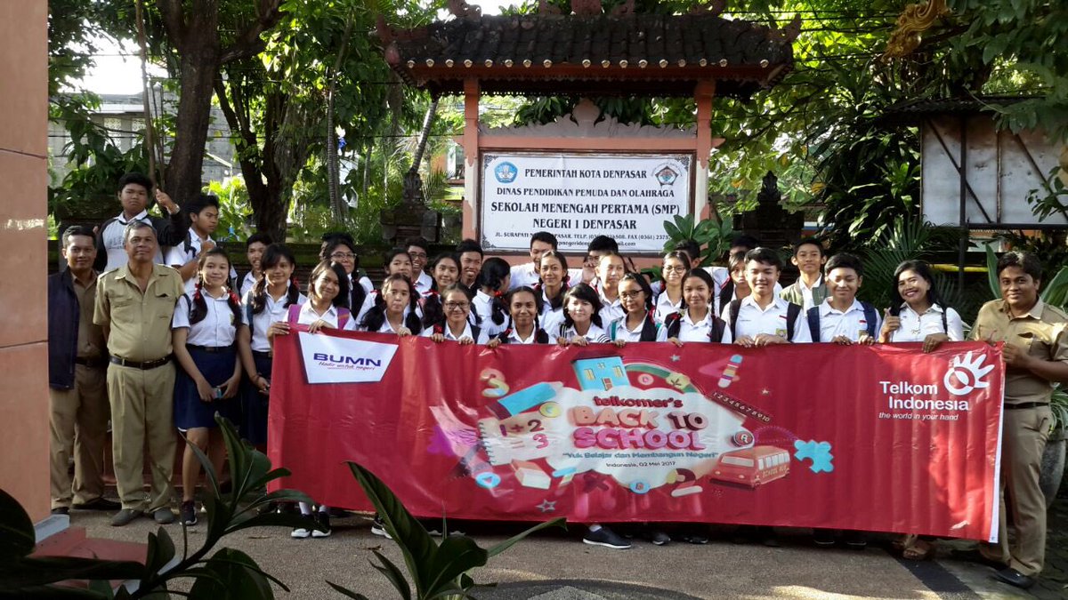 agungpemayun's tweet photo. @_funtastic5_  @Telkom_Denpasar @parwi66 #TelkomDenpasar #Funtastic5 Telkomers Back To School dalam rangka Hardiknas dan support UNBK SMP https://t.co/FloiLSZLOD