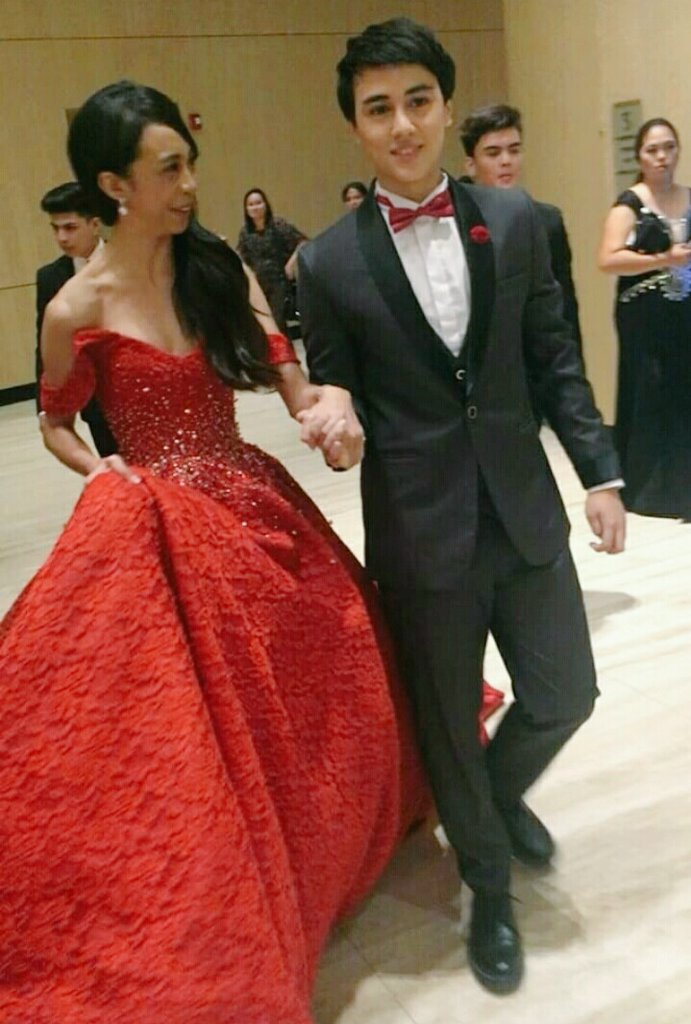 EJBxLouiseRain's tweet photo. Usually, nakahawak ang babae sa arm ng lalake kapag Escort. 
Eh hawak magJowa ito eh! 

#MayMayGlamorousAt20 https://t.co/xWu6qmJEej