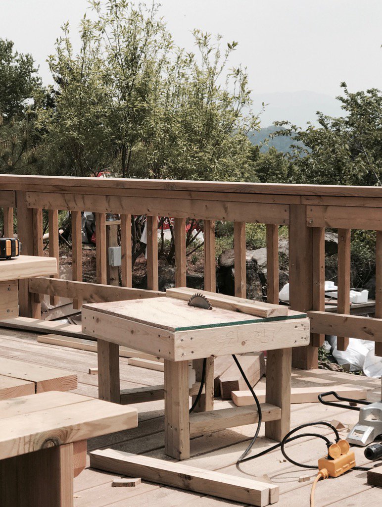 단양 데크시공 현장에서 원형톱으로 미니 톱작업대 만들었다. 주로 몰딩재를 가공하기 위한 용도의 미니 원형톱 작업대이다. 원형톱 작업은 위험하다. 전문가도 많이 다치니 초보자는 조심하거나 작업을 안하는게 좋다^^