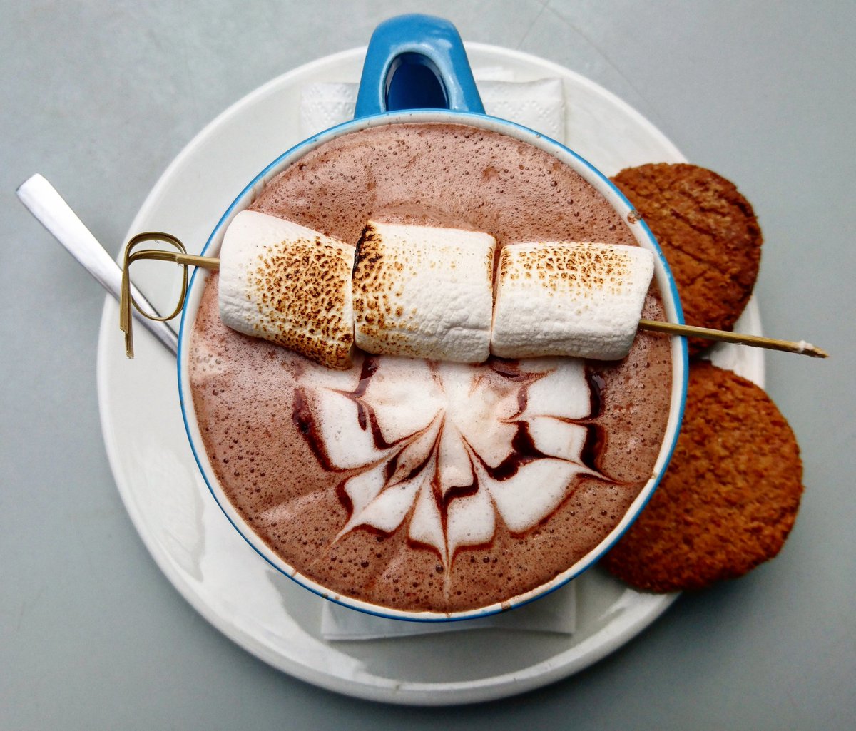 A gloomy Monday calls for a S'mores Hot Chocolate to warm things up! #RoastHappiness