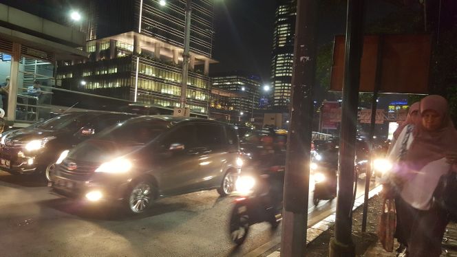 MettaOshin's tweet photo. Gatot subroto arah ke cawang macet tidak bergerak @RadioElshinta https://t.co/9JJPATWmMj