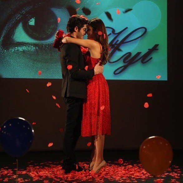 Neqaa_k_a's tweet photo. #handeerçel #burakdeniz ❤️ https://t.co/M26e6iiGlK