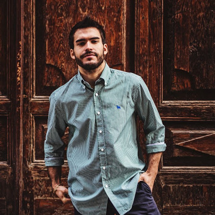 eltorodeosborne's tweet photo. El color verde es tendencia esta primavera, combínalo con unos vaqueros y una trenca. ¡Tu look será ideal! #ToroModa @AlfonsoHerrero https://t.co/8lI5UhH3ol