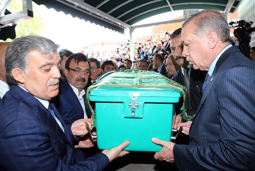 tcbestepe's tweet photo. Cumhurbaşkanı Erdoğan, 11. Cumhurbaşkanı Gül’ün Babası Ahmet Hamdi Gül’ün Cenaze Törenine Katıldı https://t.co/cmNVlTyJTV https://t.co/jtedS8Gltd