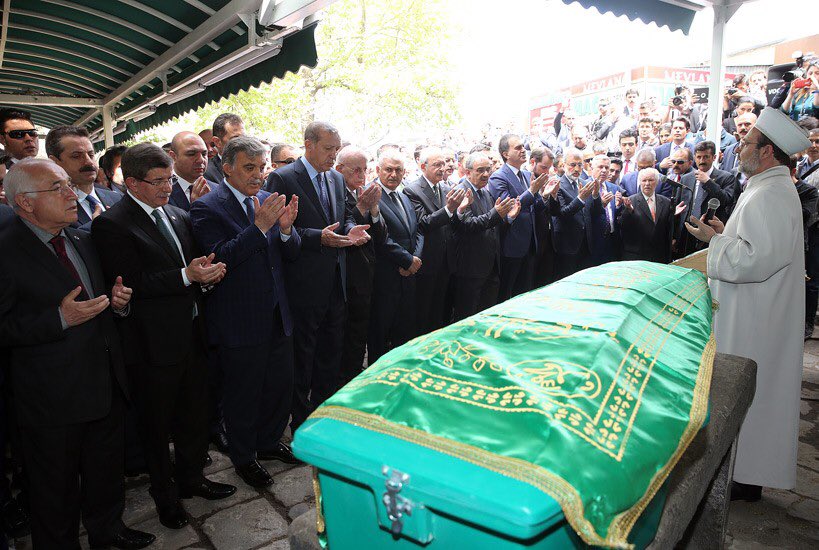 tcbestepe's tweet photo. Cumhurbaşkanı Erdoğan, 11. Cumhurbaşkanı Gül’ün Babası Ahmet Hamdi Gül’ün Cenaze Törenine Katıldı https://t.co/cmNVlTyJTV https://t.co/jtedS8Gltd
