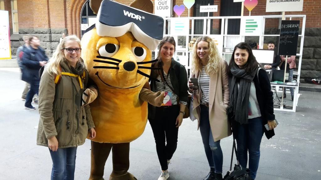 CSCSchulte's tweet photo. Die verbreitet sicher keine Fake News! #rp17 #machtunsinn mit @LMarieWe @NeueViola @katrin_amling https://t.co/qpjuZ2WS3j
