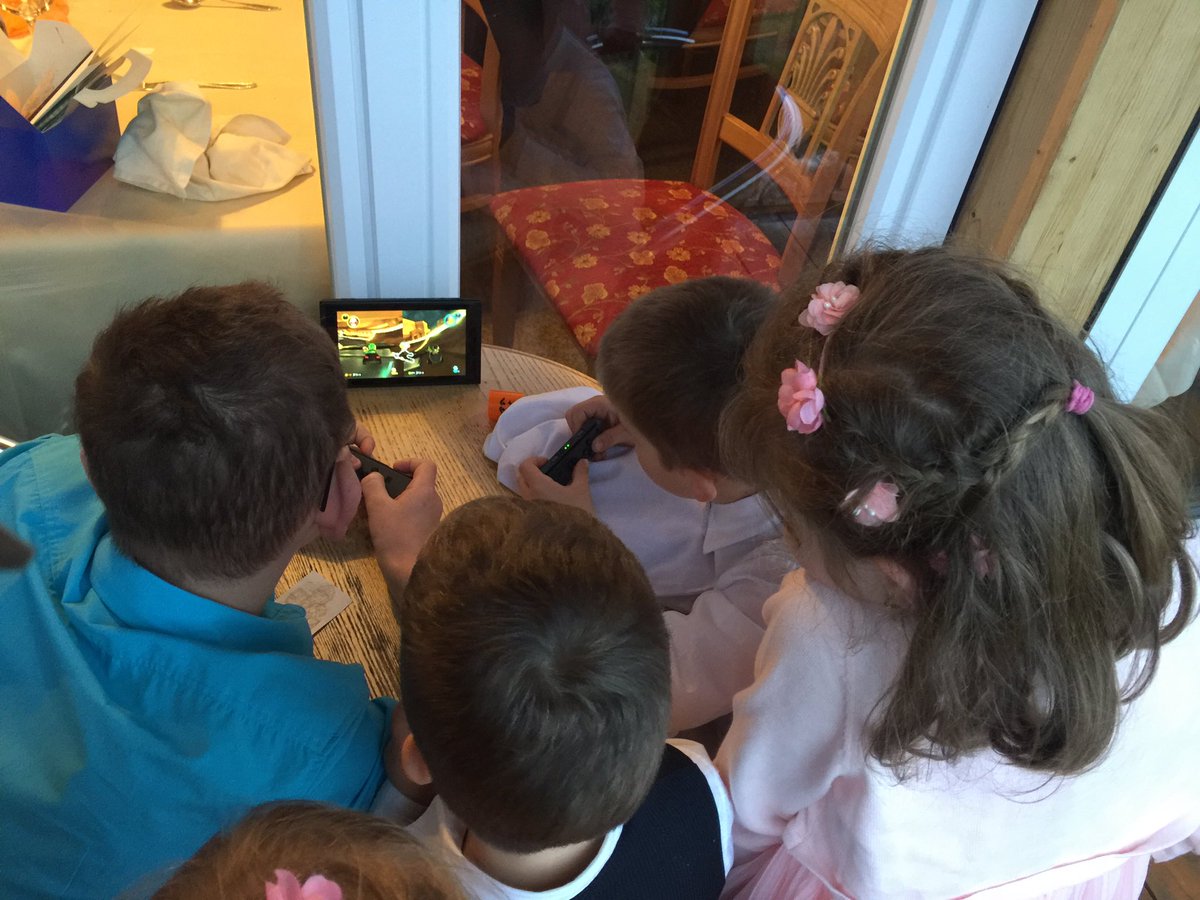Spaceman1981de's tweet photo. Genial: So viel Spaß mit #MarioKart8Deluxe auf der #nintendoswitch beim Familienfest. 👍 @NintendoDE https://t.co/DJY96APqPi