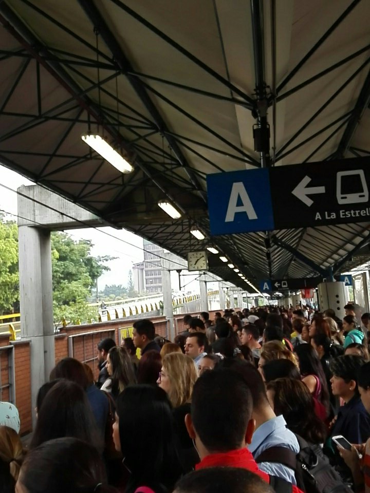 JuanLeoAF's tweet photo. @metrodemedellin en el caos de siempre en la estación Madera https://t.co/3evU4YLOFL