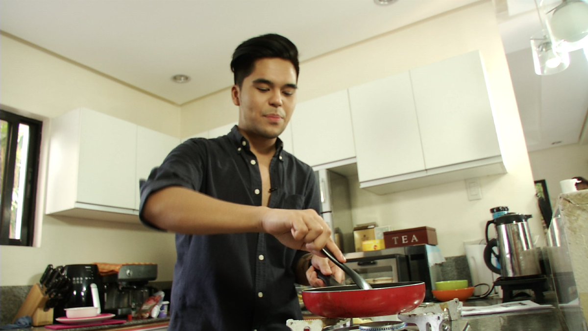 GoodNewsGTV's tweet photo. .@mikomanguba @toponeproject Tuturuan niya kasi tayo ng ilang tips para mapasaya si mommy sa Mother's Day! #GoodNews https://t.co/WDkJvRNN15