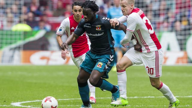 Elvis Manu per direct weg gestuurd bij Eagels
nu.nl/voetbal/467625…