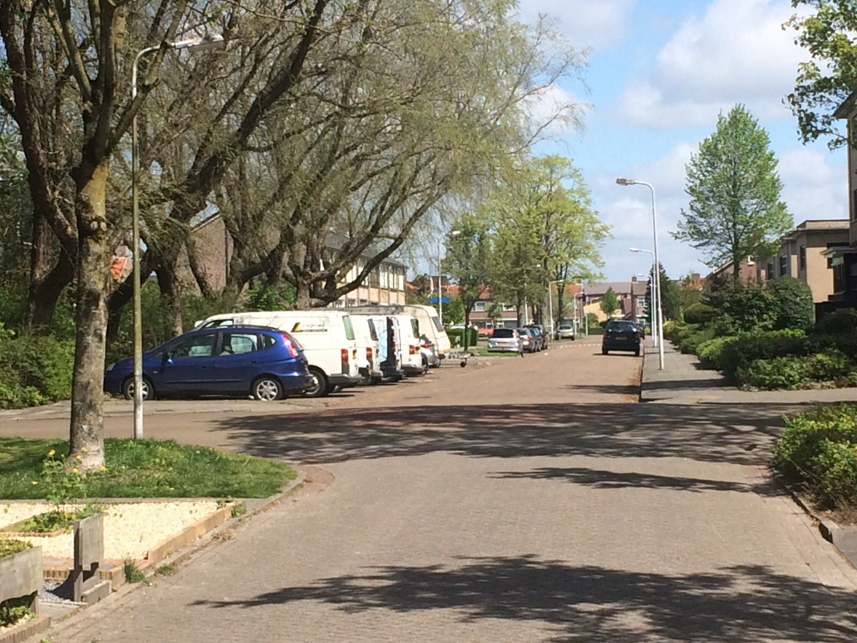 kjansen76's tweet photo. @WoonFriesland :Zo kan het ook in de Breuningslaan te Wolvega goed dat ze nu netjes hun busjes in de vakken zetten. Bedankt voor de reactie. https://t.co/VwUa2jEcWg
