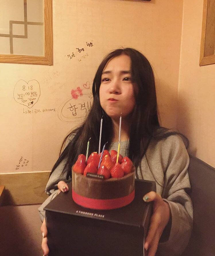 VICTORYSOFC's tweet photo. .@ My bday💕

"Yaampun kaget"
"Eee bentar makan dulu"
"Yaampun jangan difoto ihh"
"Ini bawain dulu kuenya"

Took by @shineyeuen &amp; @NlCXOTINE https://t.co/Arv00iPLKA