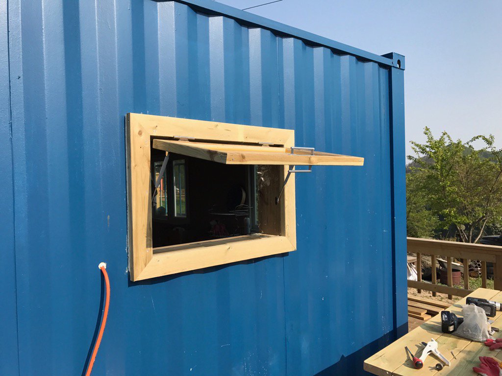 단양 솔고개 학운산방 컨테이너하우스 주방창이다. 들창으로 만들어 달았다. 데크와 연결되어 주방과 데크의 공간 활용성이 좋아졌다.