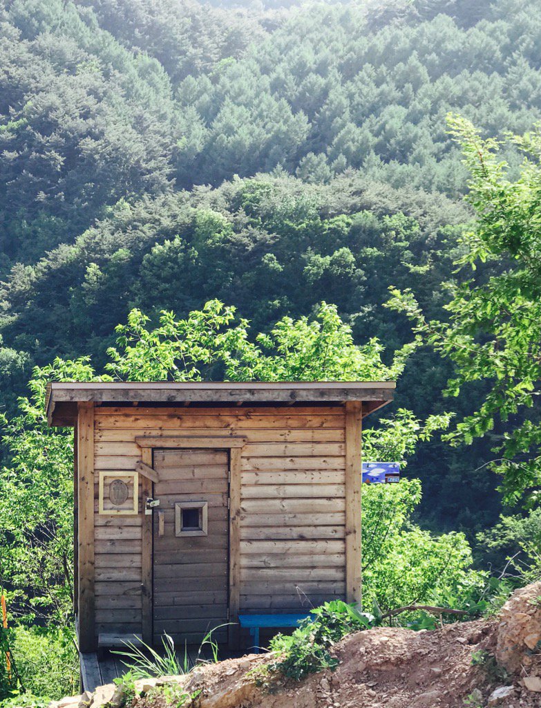 단양 솔고개 학강산 학운산방 해우소이다. ㅋㅋ 그곳에서는 비우소라 부르더라^^ cafe.naver.com/skyblueywuik/4…