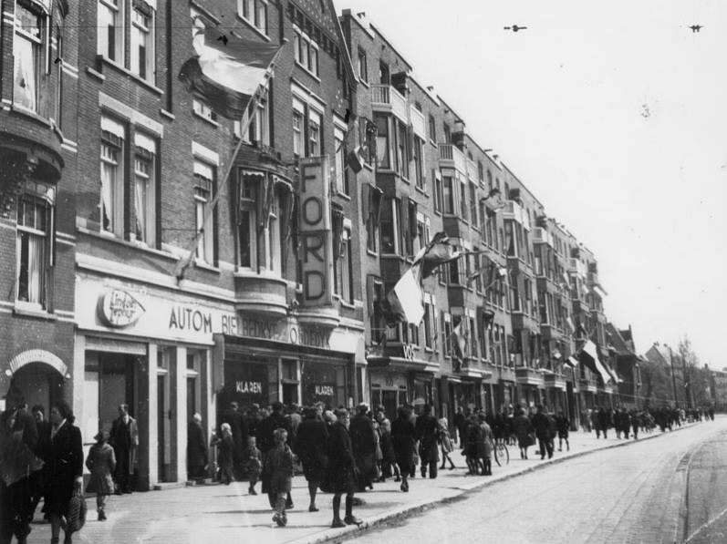 In Rotterdam arresteerden BS'ers een moffenmeid. Duitsers schoten te hulp en een arts, 2 BS'ers en 4 voorbijgangers zijn geëxecuteerd. #1945