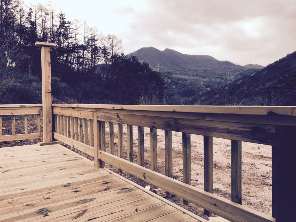 단양 현곡리 데크와 말목산 전경이다. 단양의 명산 말목산은 해발 710M로 등산을 좀 하는 사람들이 많이 찾는 산이다. 우측으로 한국의 100대 명산 해발 1,016M 금수산이 있다.