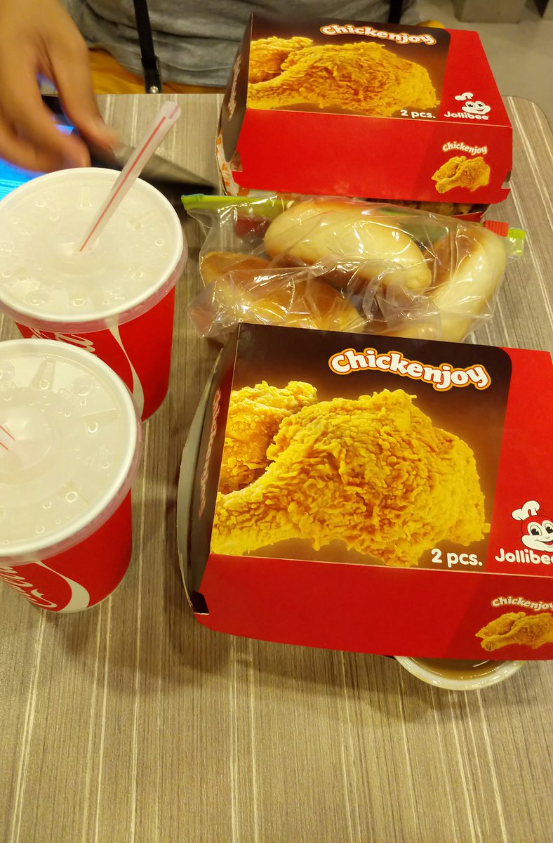maranna23's tweet photo. Langhap Sarap sa @Jollibee 

KISSES JolliChocoMallowPie https://t.co/i6vTOnqrTz