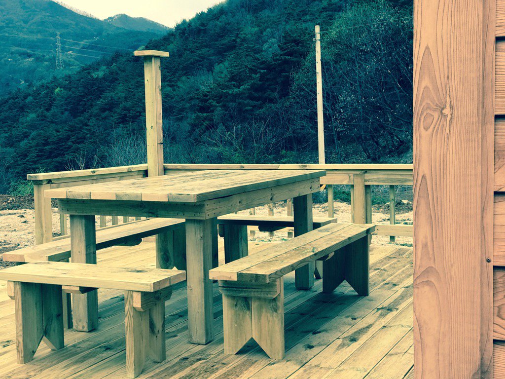 단양 주말농장 데크의 8인용 야외테이블 세트이다.