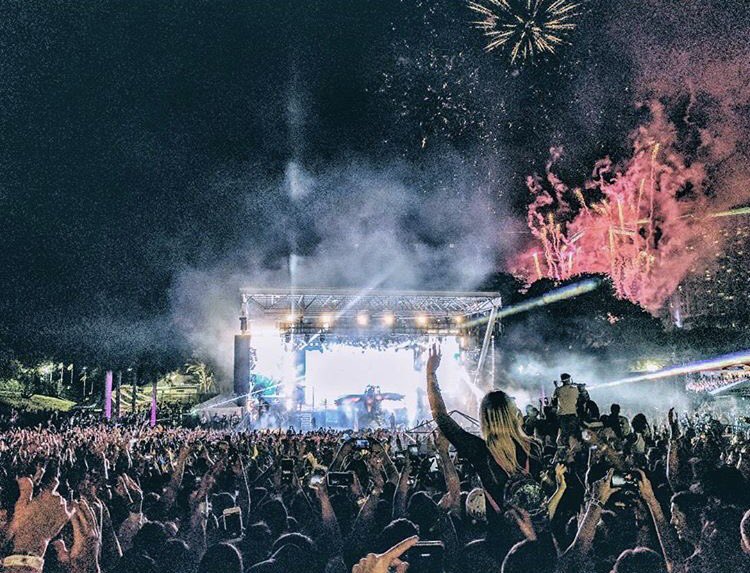RodeoTheAlbum's tweet photo. Travis Scott at Rolling Loud 2017 🎆 https://t.co/CnlSSJX9r1