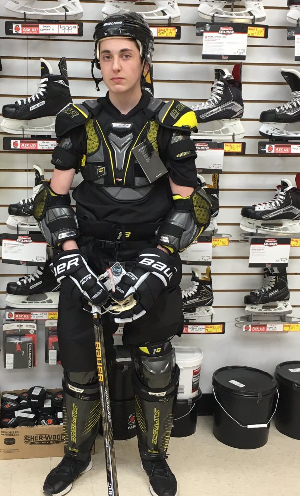ClevesSFS's tweet image. Need a new suit of armour? Chad from @ClevesColeHbr likes the new @BauerHockey #Bauer1S #hockey gear. Great fit, lightweight &amp;amp; comfortable!