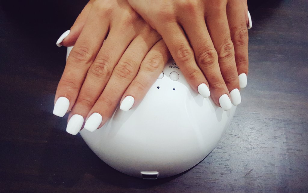 iwanna_pe's tweet photo. #lovemyjob#acrylicnails 
#white https://t.co/jCQ0APvRv1