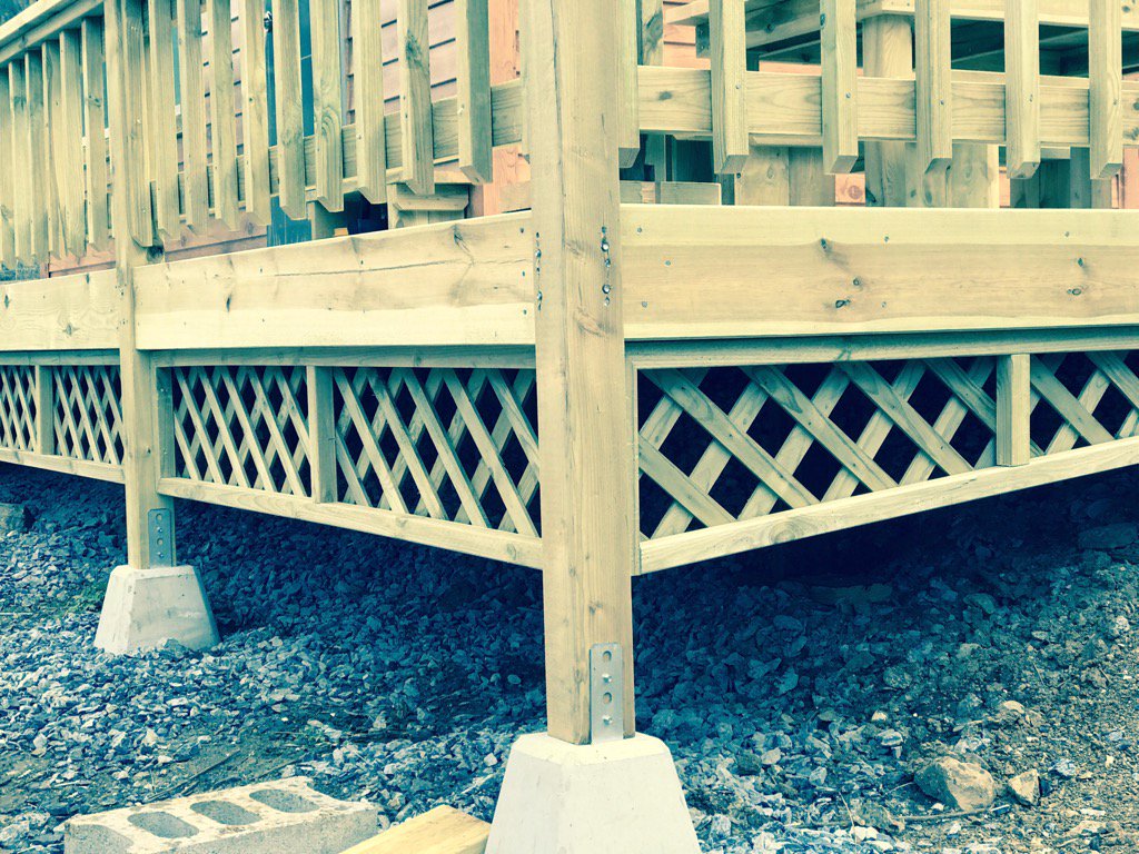 방부목 데크 하단부 라티스(lattice) 가림판이다.