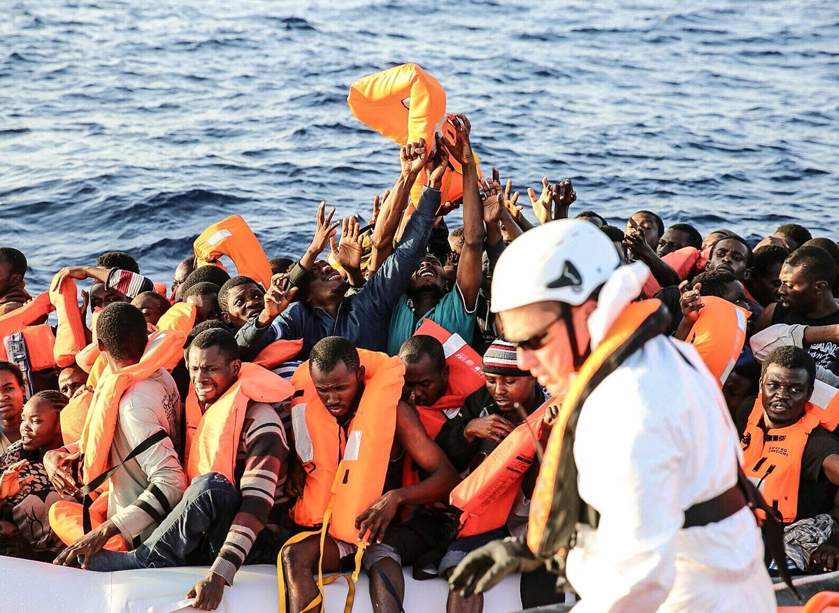 CarlottaSami's tweet photo. Disperse 163 persone in Libia e 82 in acque internazionali. Oltre 240 morti. 
Ci si rende conto davvero dell'entità di questa tragedia? https://t.co/J26IaPzK3m