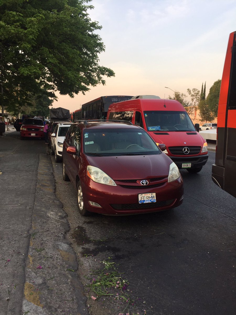 betor's tweet photo. Por culpa de esta camioneta camiones no pueden entrar a su negocio ocasionando mucho tráfico sobre Federalismo @MovilidadJal https://t.co/EuHdUuSGFL