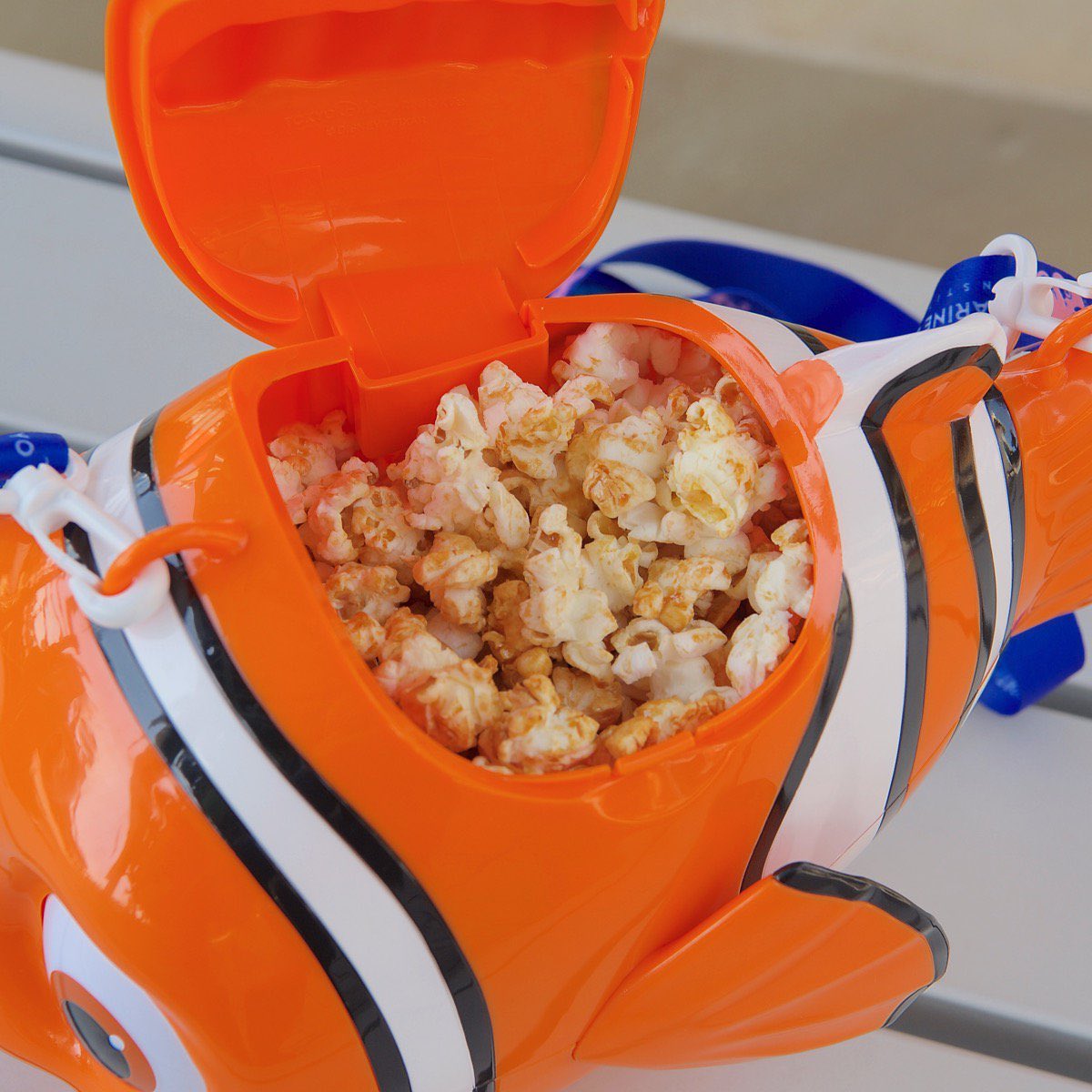 Mezzomikiのディズニーブログ かわいいニモそのまま 東京ディズニーシー ニモ フレンズ シーライダー ポップコーンバケット 本日新発売 詳しくは T Co Lwtz31aeaf