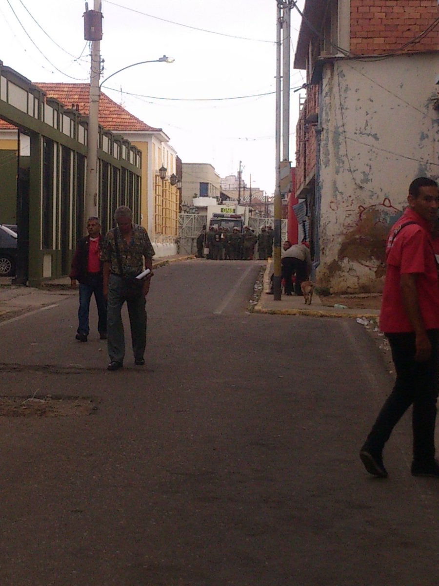 Valeriavr_'s tweet photo. Se convocó una marcha para las 9:00am Edo. Zulia en el centro. Son las 9:13am y ya todo está cerrado. @ReporteYa @VVperiodistas @Yusnaby https://t.co/zEIhtCTCOE