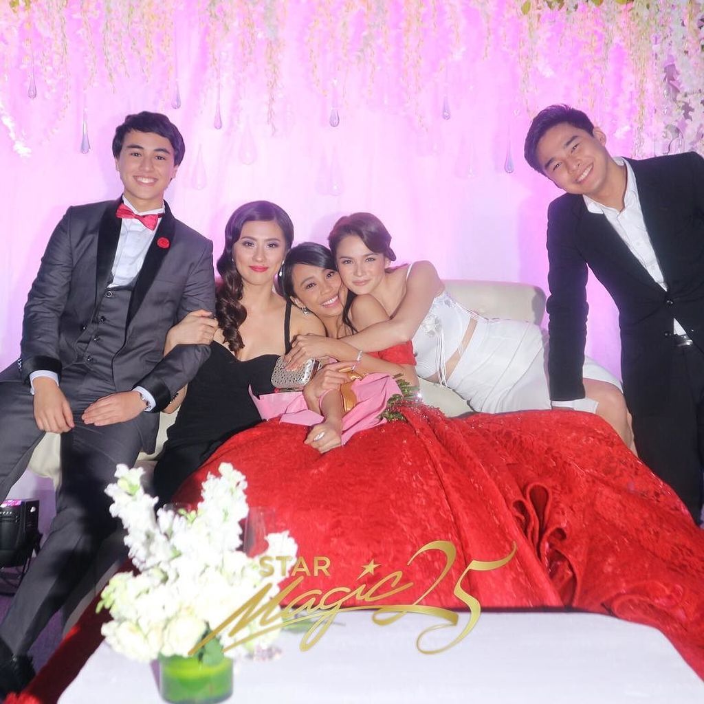 cieloamor143's tweet photo. Maymay with Edward, Jinri, Mccoy and Elisse #MayMayAt20 https://t.co/G8ymJgZpD4 by #starmagicphils via @c0nvey https://t.co/6tM6JgGNXw