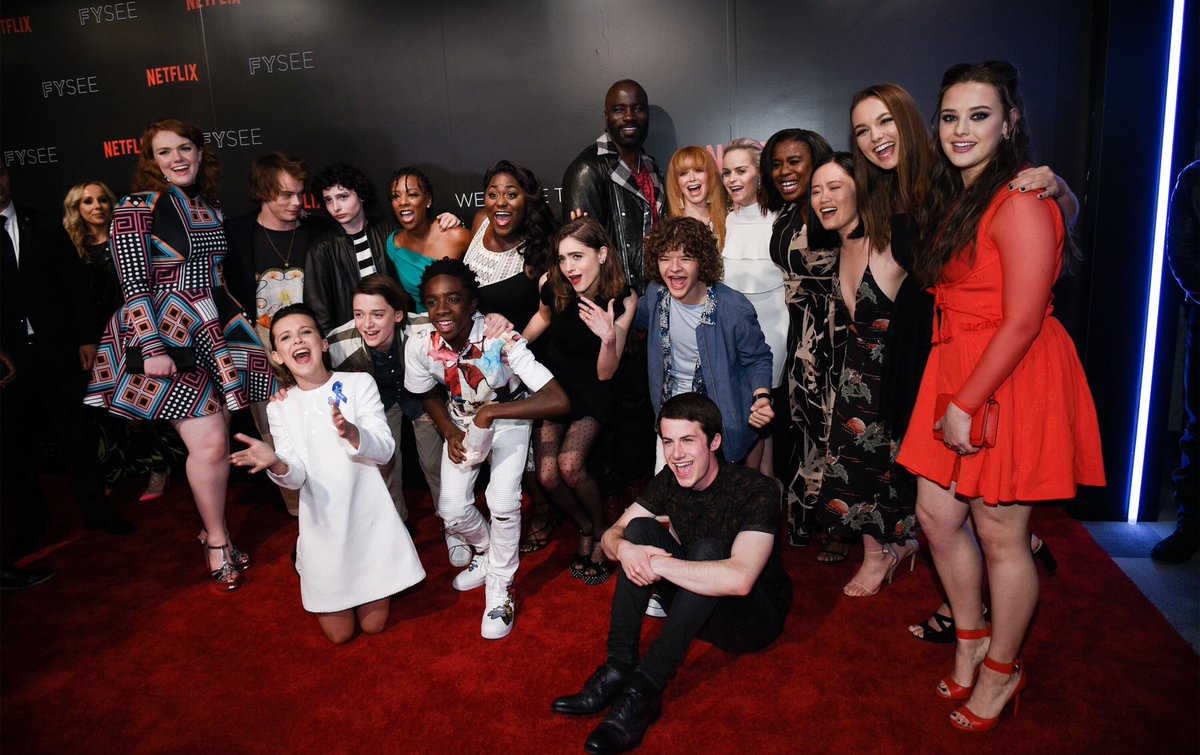 folkwithluv's tweet photo. El cast de 13rw y de stranger things juntos, voy a guardar estas fotos en mi corazón. https://t.co/cCcbRc45nB