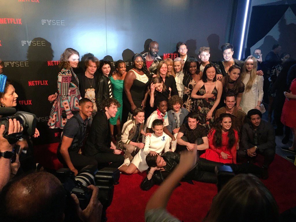 folkwithluv's tweet photo. El cast de 13rw y de stranger things juntos, voy a guardar estas fotos en mi corazón. https://t.co/cCcbRc45nB