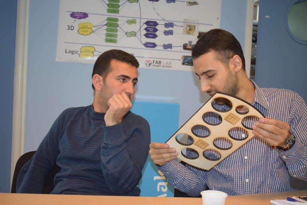 De tegenprestatie in ruil voor twee laptops werd maandag 1 mei uitgevoerd. Stichting Samen Werken werd namelijk uitgenodigd door <a href="/fablab/">Fab Lab Network</a>