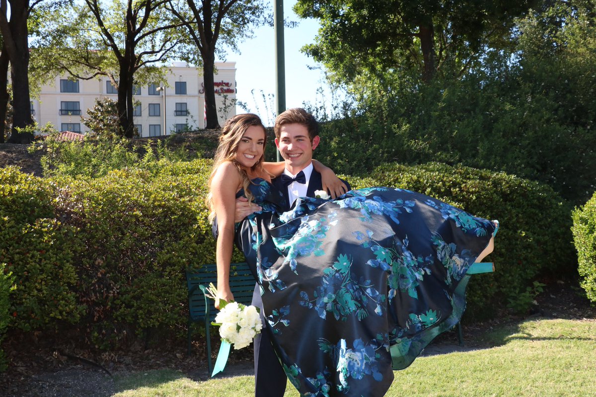 FunkMadyson's tweet photo. Just a few hot messes in tuxes and dresses👗👔 https://t.co/oQ5bYQ7iH7