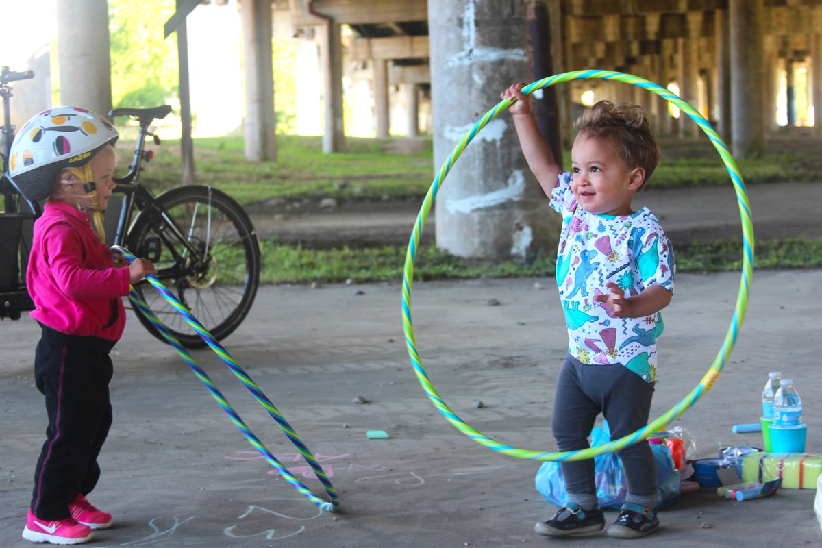 thelowline's tweet photo. Kids had a great time hula hooping at the #LowcountryLowLine event on Saturday! #play https://t.co/BHU628w6ok