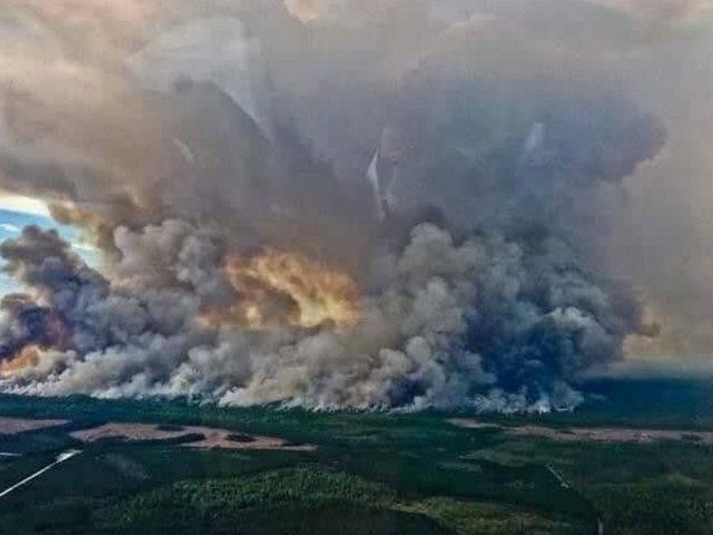 WPTV's tweet photo. Smoke from Georgia wildfire impacts northern Florida https://t.co/vFdnmpraTG https://t.co/LYYm7UTO37